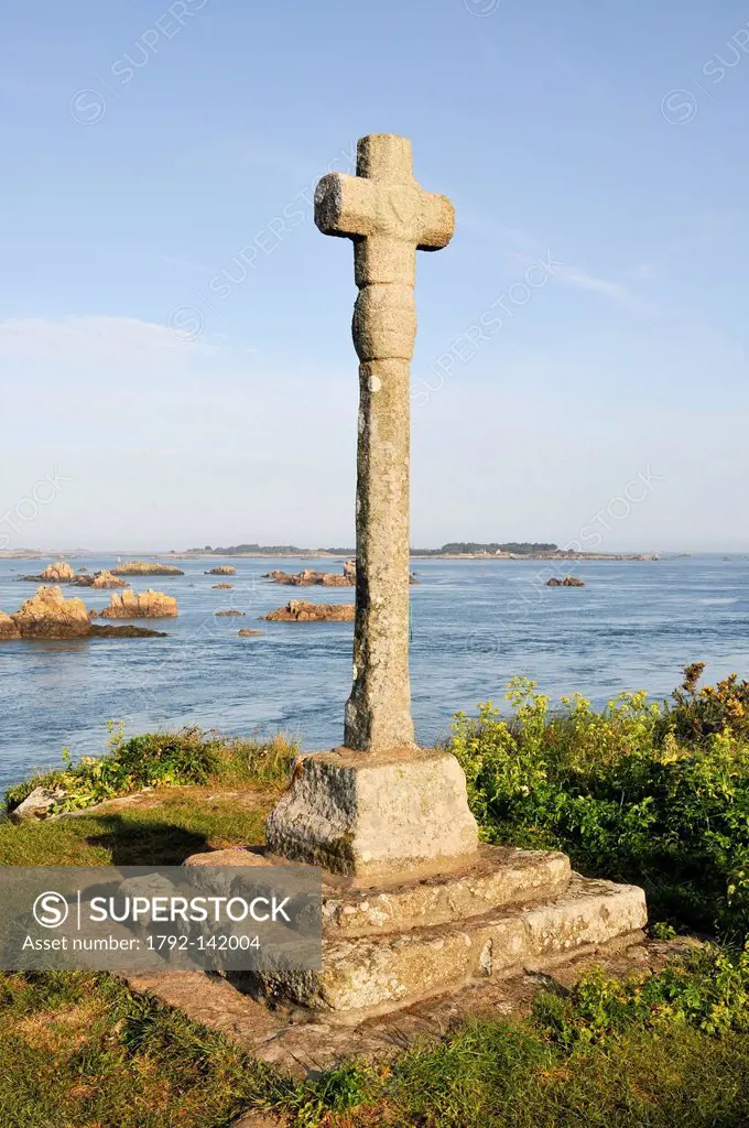 France, Cotes d´Armor, Brehat island, cross Maudez and views over the mouth of Trieux, Sunrise