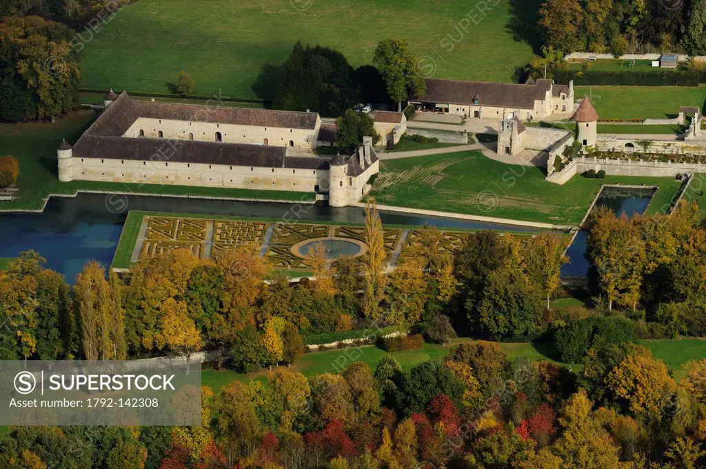 France, Val d´Oise, Chaussy, French Vexin regional natural park, Villarceaux Estate, Ninon de Lenclos Manor aerial view