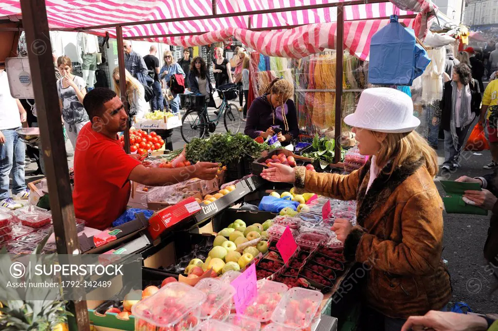 United Kingdom, London, Portobello Road market, booth of a dealer in fruit and vegetables