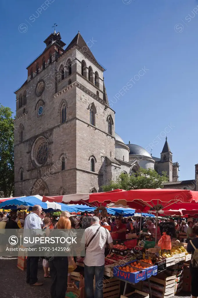 France, Lot, Cahors, Market in front of the Cathedral Saint Etienne