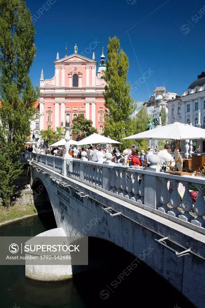 Slovenia, Ljubljana, Spita bridge, the oldest of the three bridges Tromostovje to enter in the old town and the Franciscan church in the Preseren squa...
