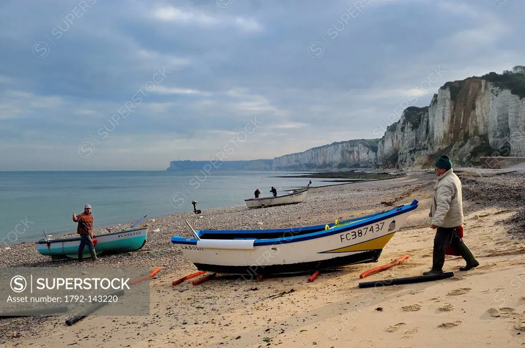 France, Seine Maritime, Cote d´Albatre Alabaster Coast, Yport, grounding port on the beach, fishing boats