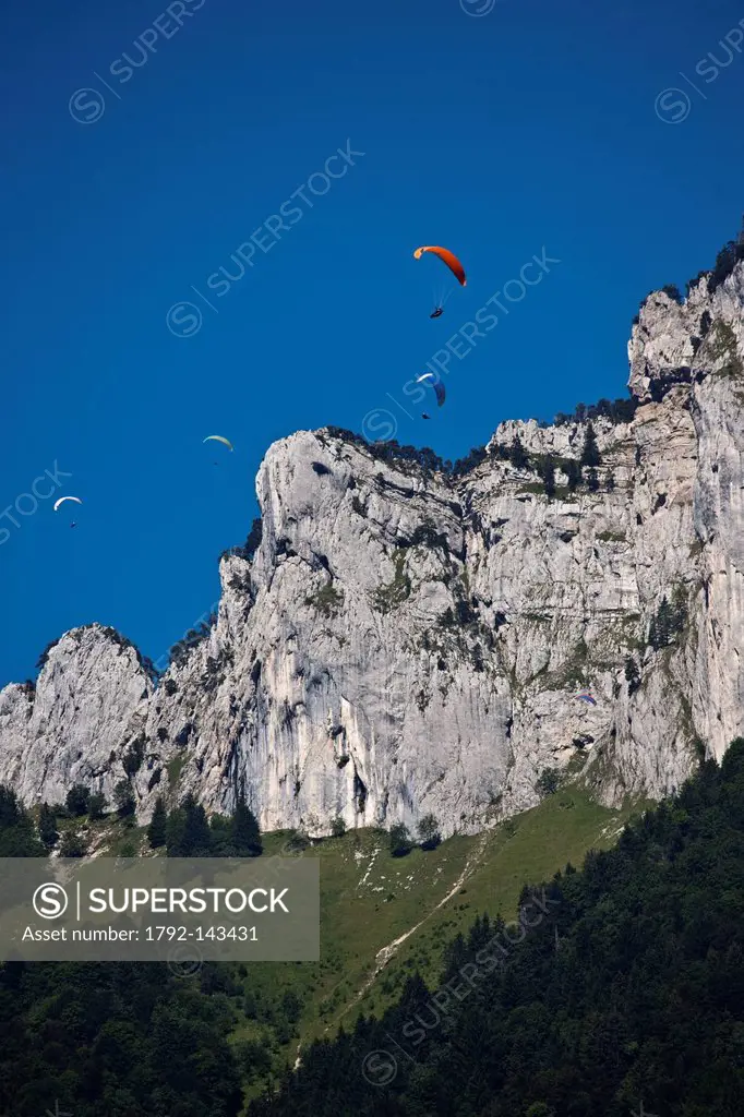 France, Haute Savoie, Talloires, Paragliders