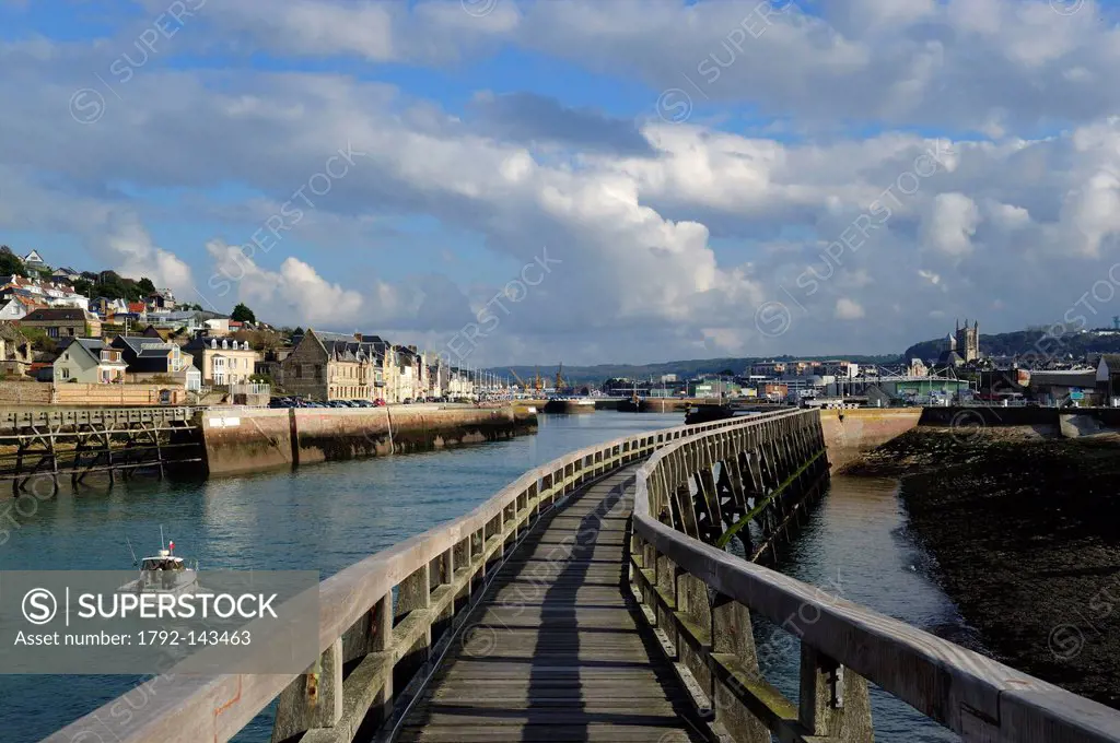 France, Seine Maritime, Pays de Caux, Cote d´Albatre Alabaster Coast, Fecamp, wooden footbridge at the entrance of the harbour, the Pilotes quay on th...