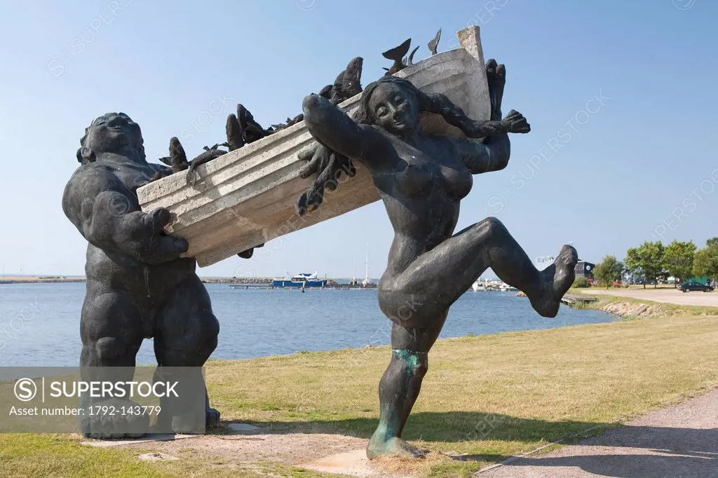 Estonia Baltic States, Saare Region, Saaremaa Island, Kuressaare, Tauno Kangro statue represents the mythical hero of the Island, Suur Toll, accompani...