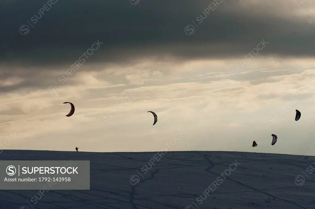 France, Haut Rhin, Vallee de Munster, landscape of the crests from Vosges in winter, Practice of Kite snow