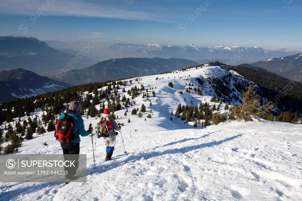 France, Isere, Belledonne Mountain range, Col du Barioz, two hikers coming down at the top of the Grand Rocher 1926m above Haut Breda Valley