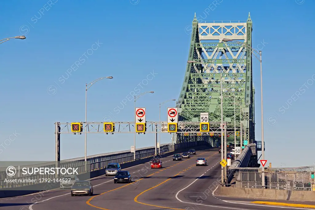 Canada, Quebec Province, Montreal, Jacques Cartier Bridge, fluid traffic
