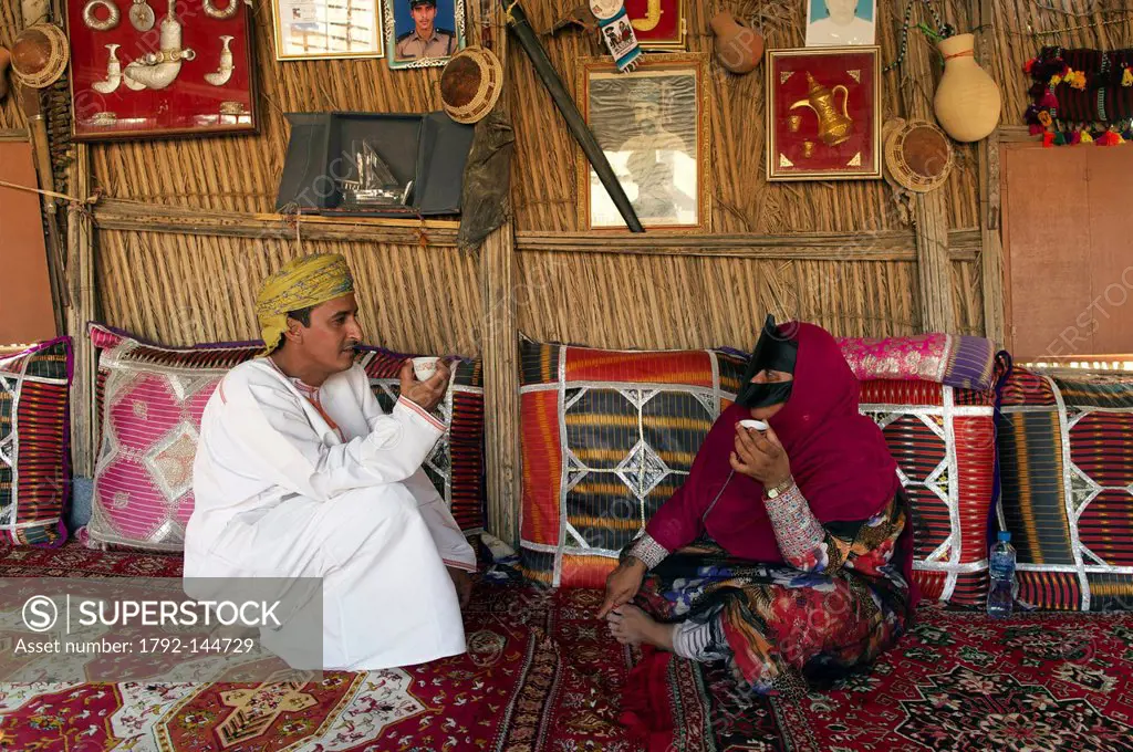 Sultanate of Oman, Ash Sharqiyah Region, desert of Wahiba Sands, Bedouin couple
