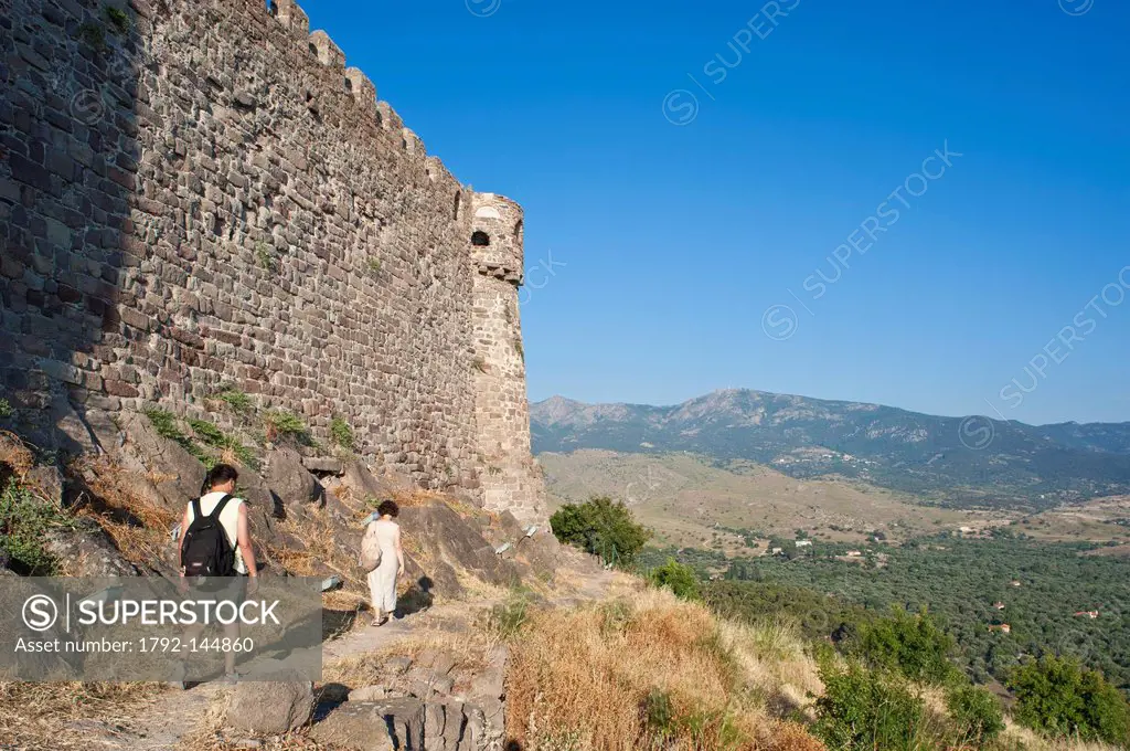 Grce, north east Aegean islands, Lesbos island, Molivos or Mythimna, touristic and artistic centre, the 14th century genoese citadel dominates the vil...