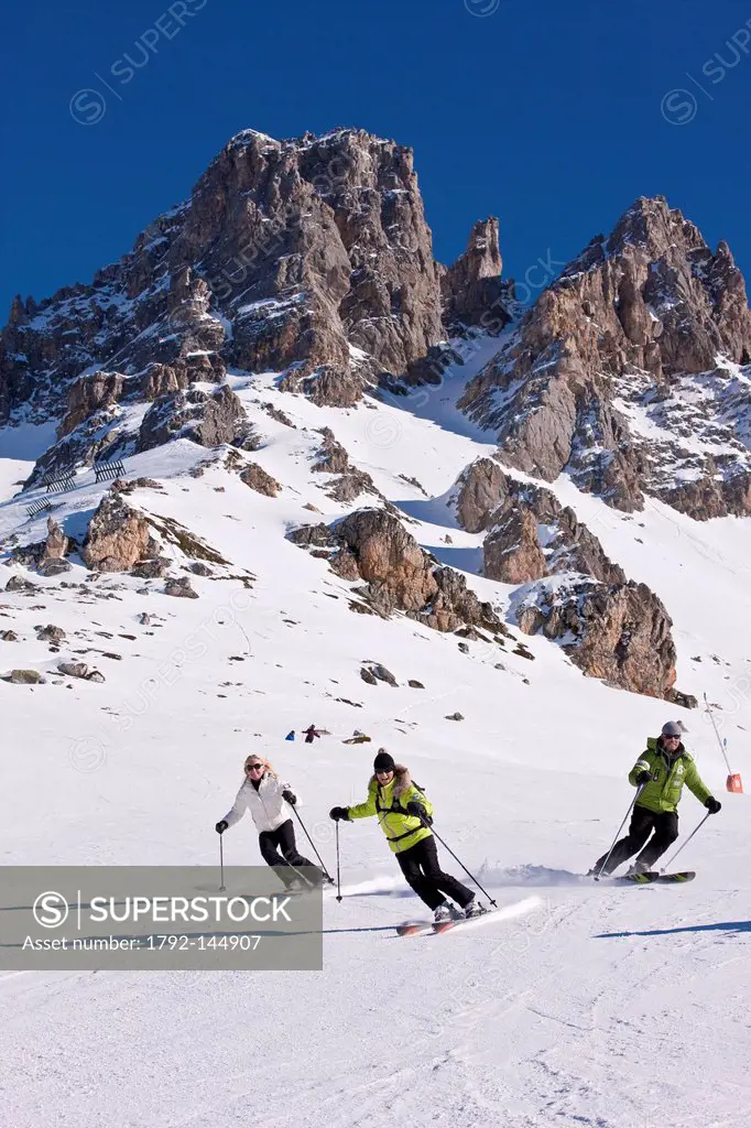 France, Savoie, Mribel, massif of Vanoise, Tarentaise Valley, ski slopes of 3 valleys, couples skiing with a view of the Croix de Verdon or Dent de Bu...