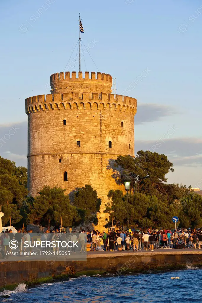 Greece, Macedonia, Thessaloniki, the promenade by the sea Leoforos Nikis and the White Tower, the remains of the 15th century Venetian walls, used as ...