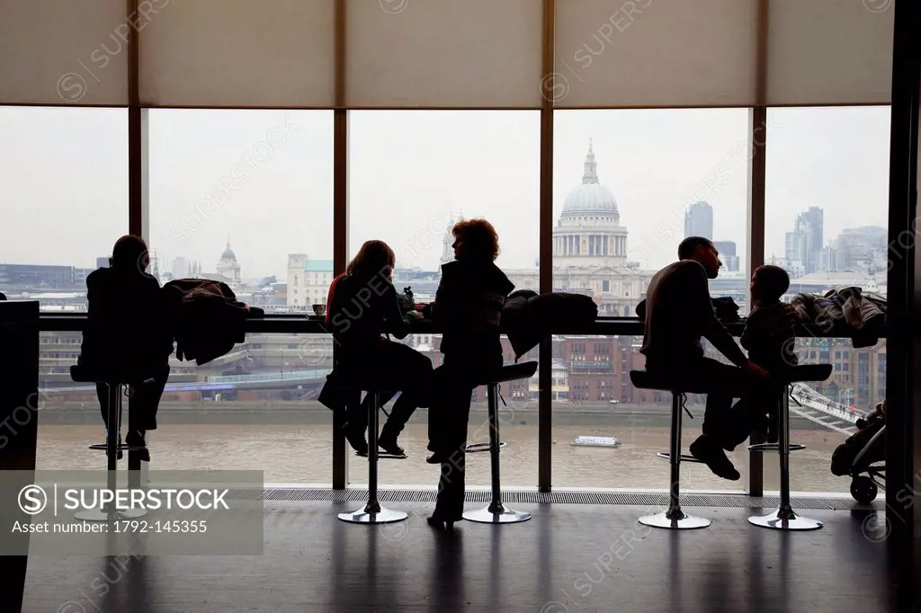 United Kingdom, London, Southwark District, restaurant on the top floor of the Tate Modern, the City district and St. Paul Cathedral in the second pal...