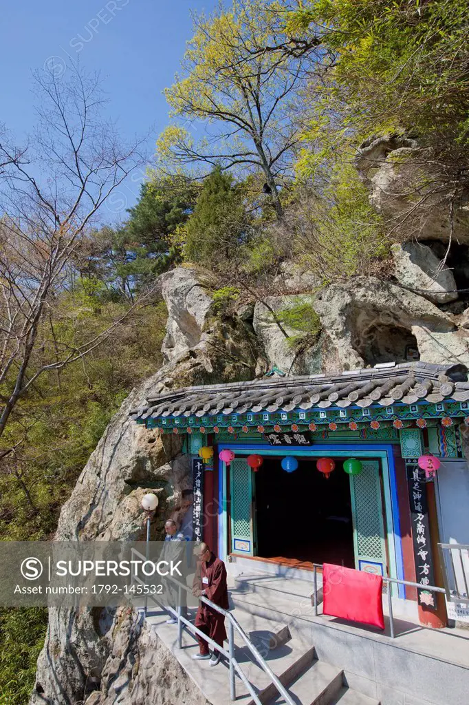 South Korea, North Gyeongsan Province, Gyeongju area, Golgulsa Buddhist temple, monks in front of a temple built in a cliff