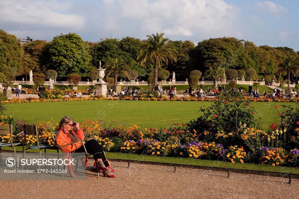 France, Paris, people in the Jardin du Luxembourg Luxembourg Garden
