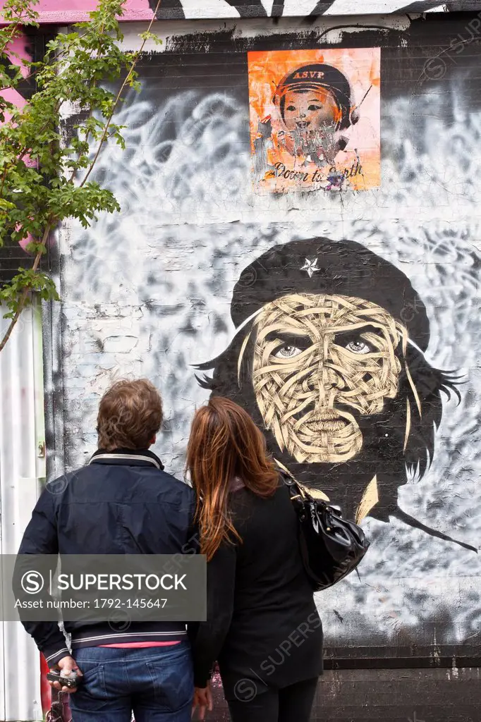United Kingdom, London, Hackney, Shoreditch, Redchurch Street, couple in front of Che Guevara by Chilean artist Osch