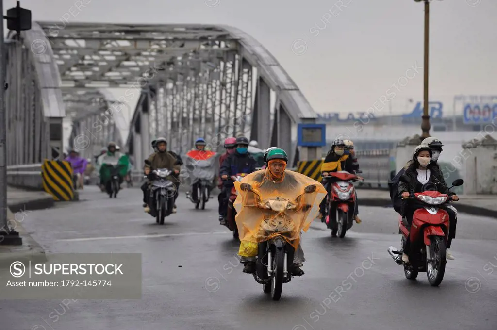 Vietnam, Thua Thien Hue Province, Hue, traffic at a bridge