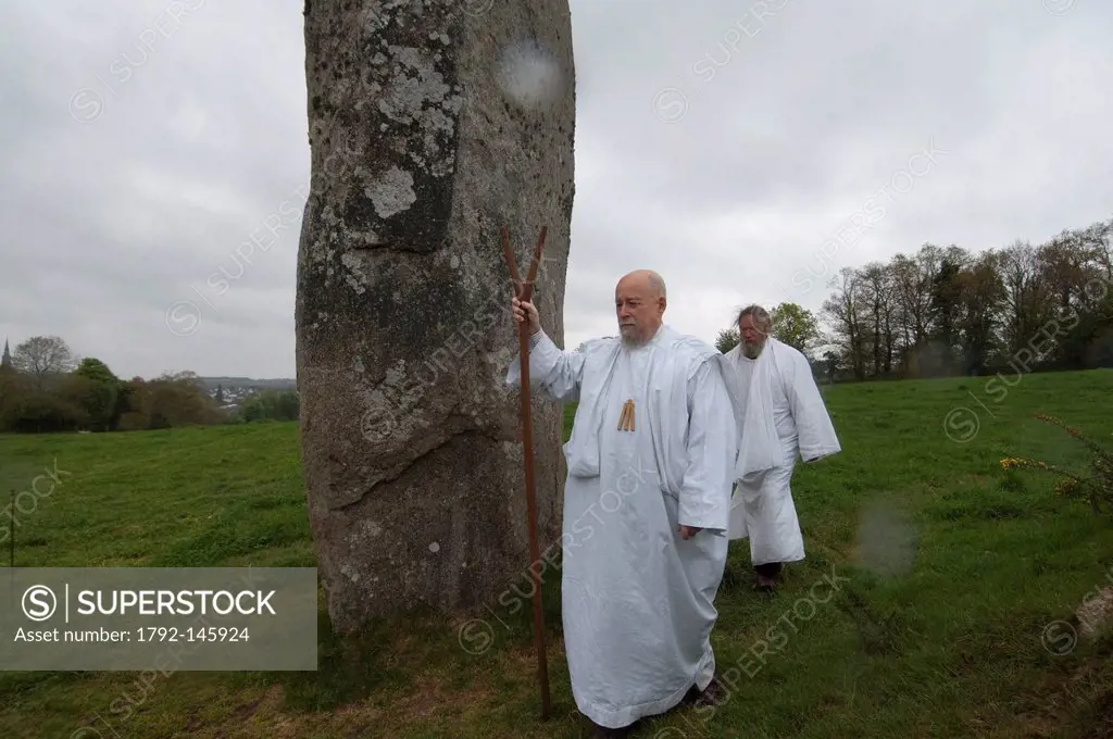 France, Cotes d´Armor, Quintin, druidic gathering on the megalithic site of Pierre Longue Long Stone, with Klaize Dir, high druid of the Druvisia Grou...