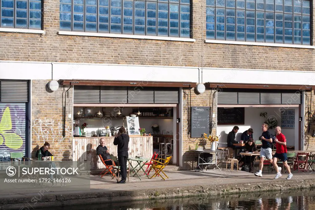 United Kingdom, London, Hackney, Regent´s Canal, joggers in front of Towpath cafe open in 2010 by the canal