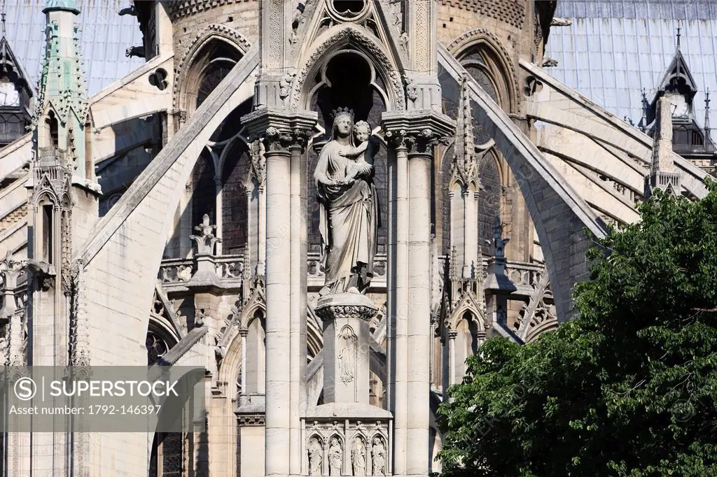 France, Paris, Ile de la Cite, Square Jean XXIII, the Blessed Virgin Fountain and the chevet of Notre Dame Cathedral