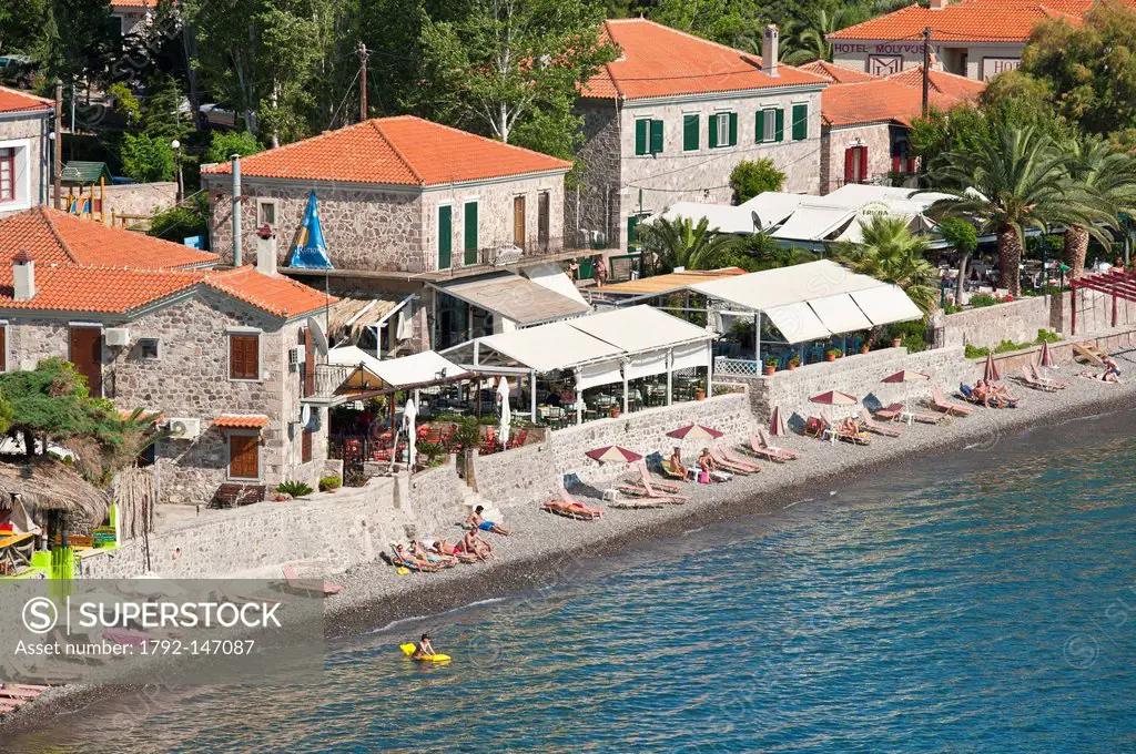 Grce, north east Aegean islands, Lesbos island, Molivos or Mythimna, touristic and artistic centre, the beach at the bottom of the village