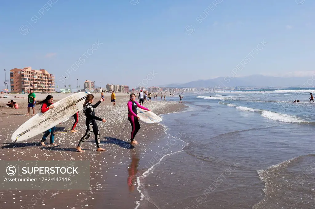 Chile, Coquimbo region, La Serena, snowboarders and surfers on the beach in La Serena from surfing in the Pacific Ocean
