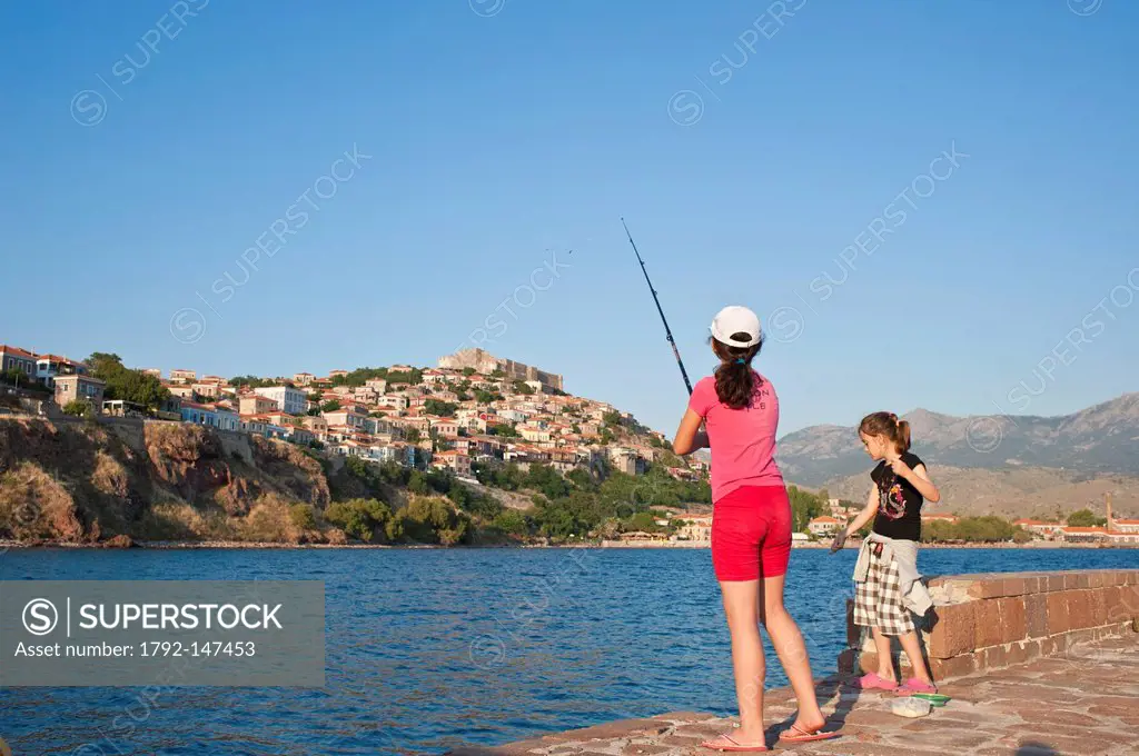 Grce, north east Aegean islands, Lesbos island, Molivos or Mythimna, touristic and artistic centre, fishing in the small harcbour