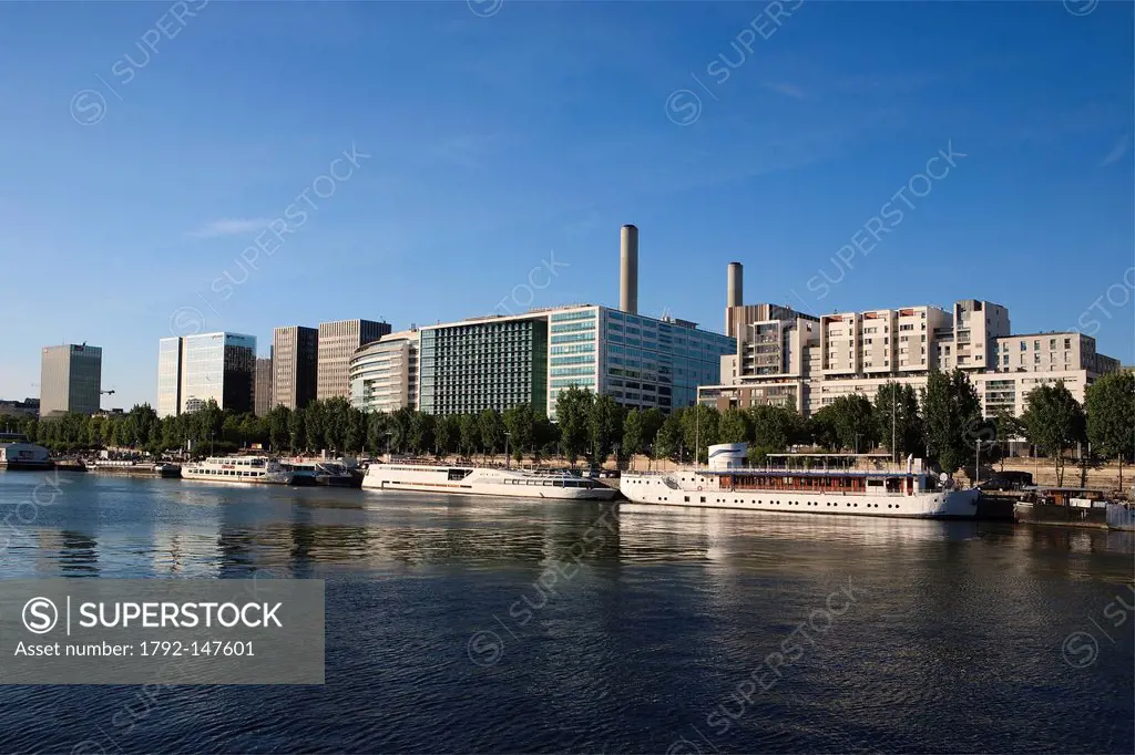 France, Paris, boats on Quai de Bercy and business district of Gare de Lyon
