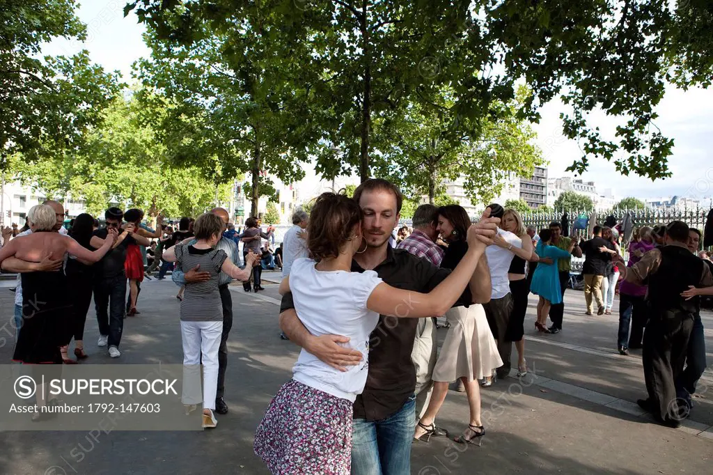 France, Paris, tango dancers on Place de la Bastille