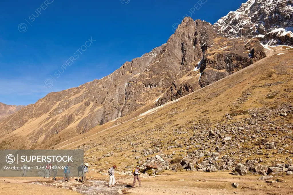 Peru, Cuzco province, Cordillera Vilcanota, a group of walkers participating in the trek from Salkantay 6371m