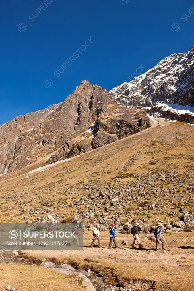 Peru, Cuzco province, Cordillera Vilcanota, a group of walkers participating in the trek from Salkantay 6371m