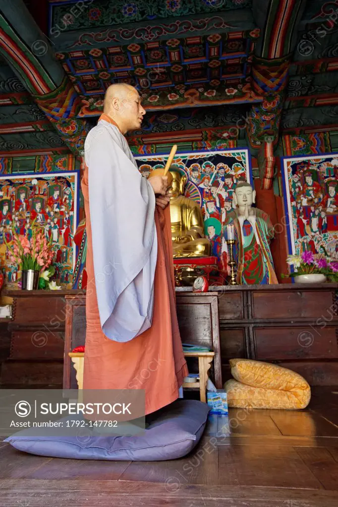 South Korea, South Gyeongsan Province, Hwaeom Buddhiste Temple, monk praying inside the temple