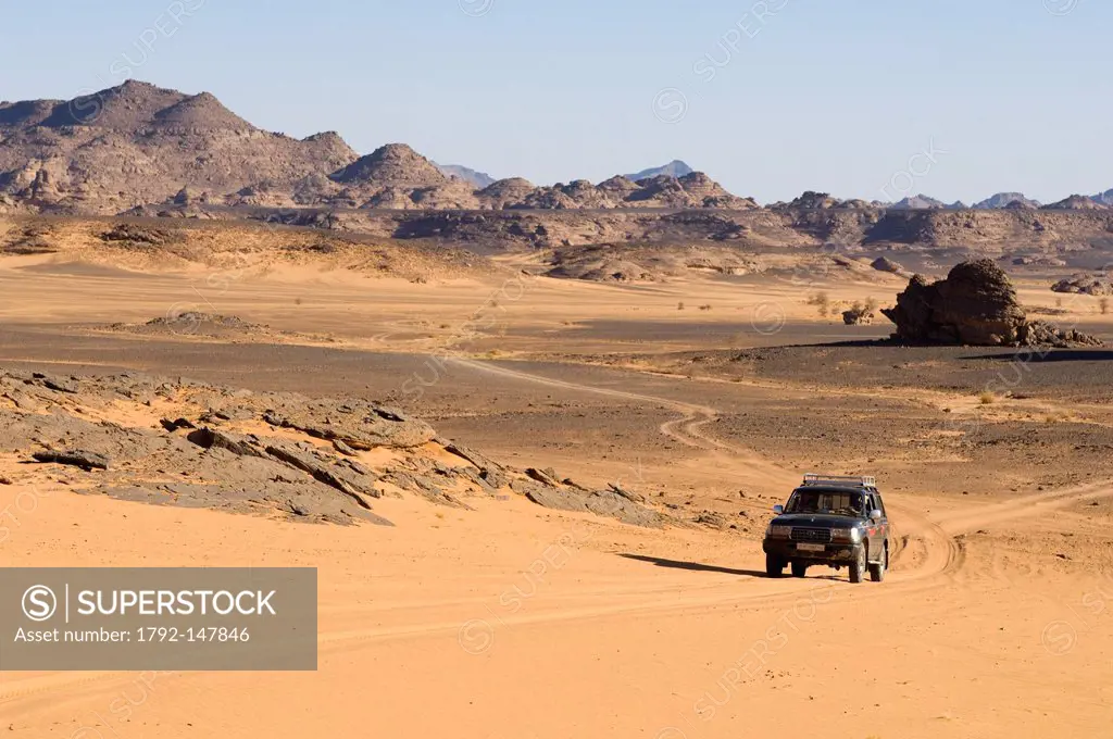 Libya, Fezzan, Sahara desert, Akakus, SUV on sand dunes