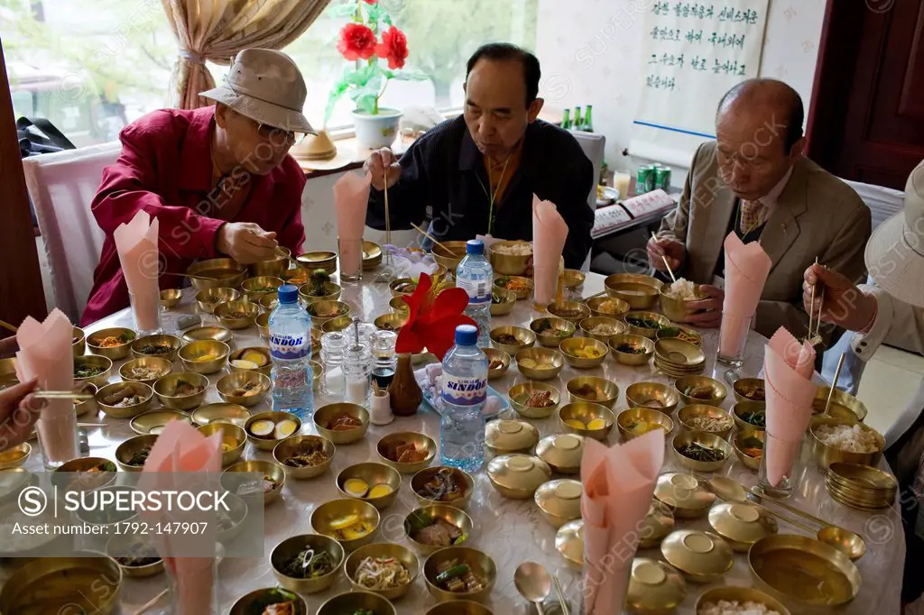 North Korea, North Hwanghae province, Kaesong, old South Korean tourists having lunch at the Tongil Restaurant, the city of Kaesong, near the DMZ, is ...