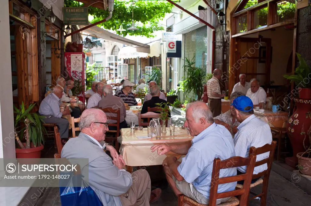Grce, north east Aegean islands, Lesbos island, Mytilini, the restaurant Kalderimi with local people as well as tourists