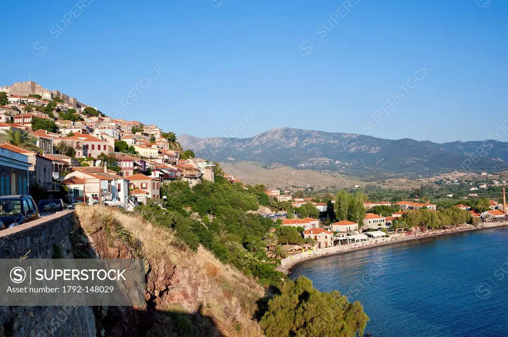 Grce, north east Aegean islands, Lesbos island, Molivos or Mythimna, touristic and artistic centre, the 14th century Genoese citadel dominates the Ott...