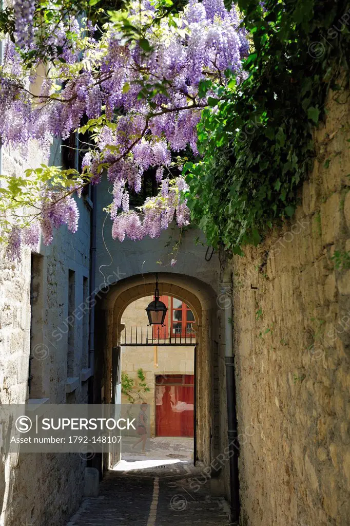 France, Gard, Pays d´Uzege, Uzes, passage between the Port Royal street and the Medieval garden