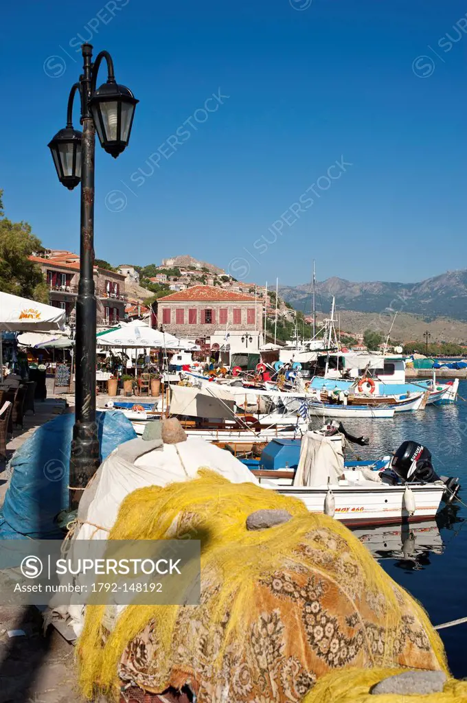 Grce, north east Aegean islands, Lesbos island, Molivos or Mythimna, touristic and artistic centre, the small fishing harbour