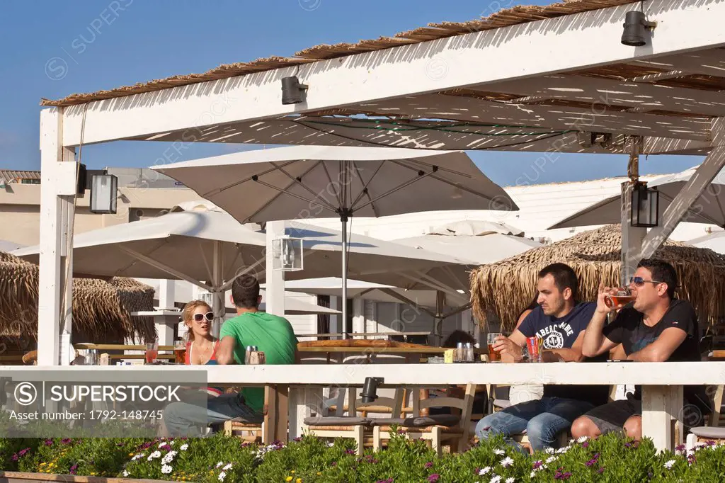 Israel, Tel Aviv, former port zone, closed in 1965 and rehabilitated since 2007, trendy bar