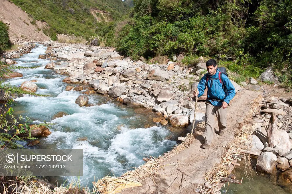 Peru, Cuzco Province, Cordillera Vilcabamba, the Salkantay trek, hikers crossing a torrent