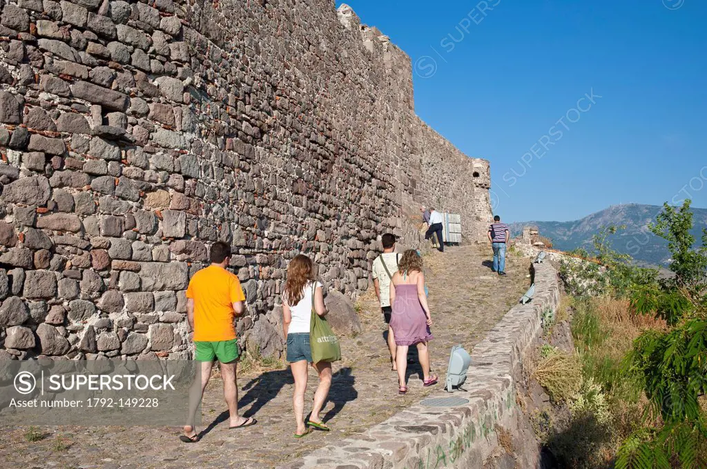 Grce, north east Aegean islands, Lesbos island, Molivos or Mythimna, touristic and artistic centre, the 14th century genoese citadel dominates the vil...