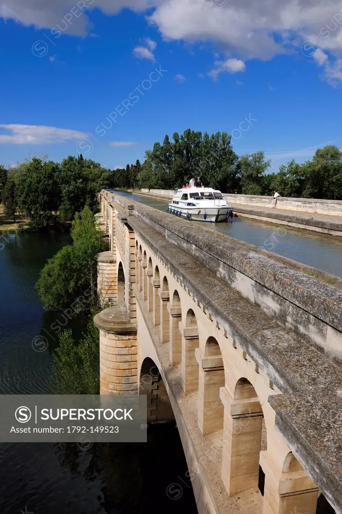 France, Herault, Beziers, canal aqueduct of the Canal du Midi, listed as World Heritage by UNESCO, overcrossing Orb River