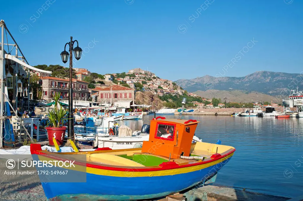 Grce, north east Aegean islands, Lesbos island, Molivos or Mythimna, touristic and artistic centre, the small fishing harbour at the bottom of the vil...