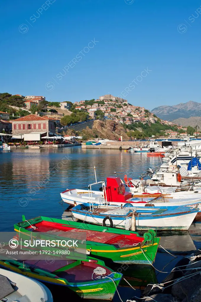 Grce, north east Aegean islands, Lesbos island, Molivos or Mythimna, touristic and artistic centre, the small fishing harbour at the bottom of the vil...