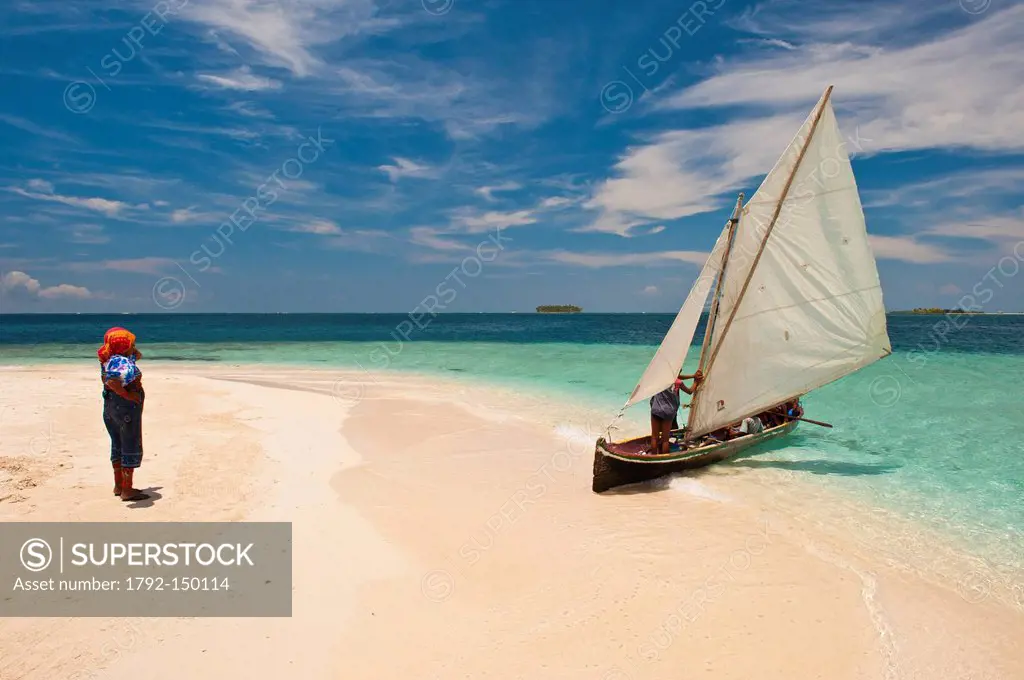 Panama, San Blas archipelago, Kuna Yala autonomous territory, Los Pelicanos island, ulu, kunas boat fishing