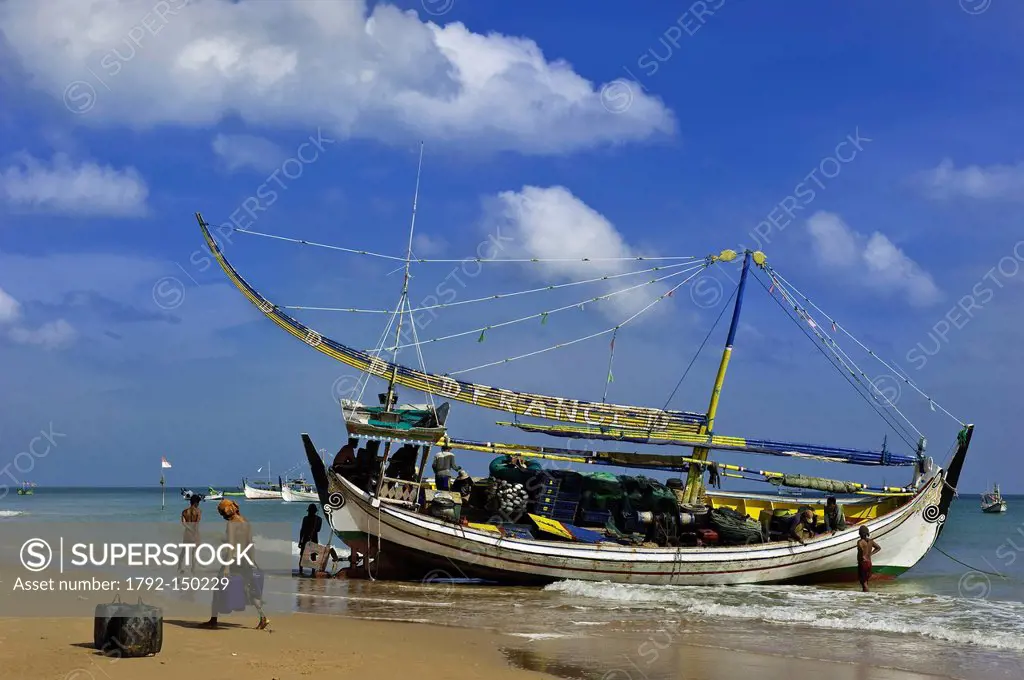 Indonesia, Java, East Java Province, Madura Island, Pasongsongan village, boats called Porsel, fishermen getting ready to go to the sea