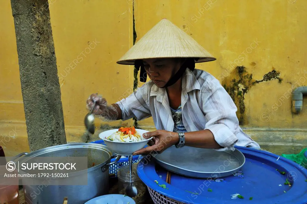 Vietnam, Quang Nam Province, Hoi An, Old Town, listed as World Heritage by UNESCO, soup seller