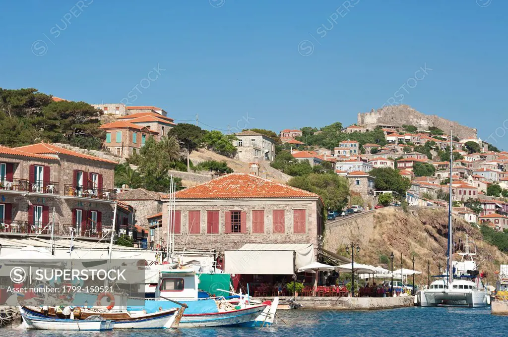 Grce, north east Aegean islands, Lesbos island, Molivos or Mythimna, touristic and artistic centre, the small fishing harbour