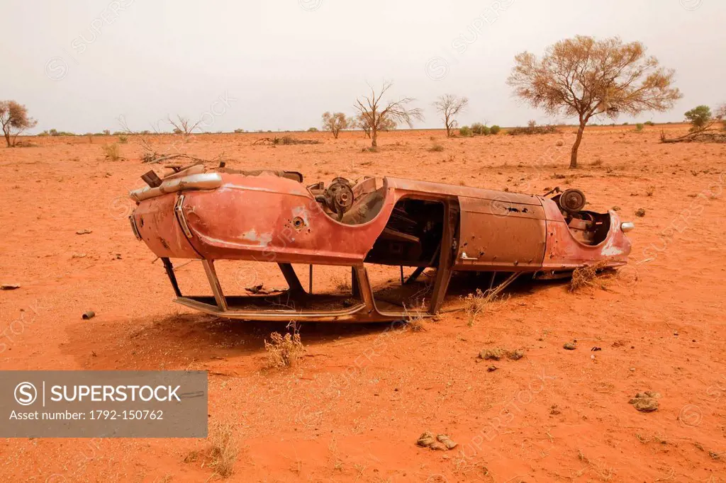 Australia, Northern Territory, Red Center, Alice Springs, car shell in the desert South of Alice Springs