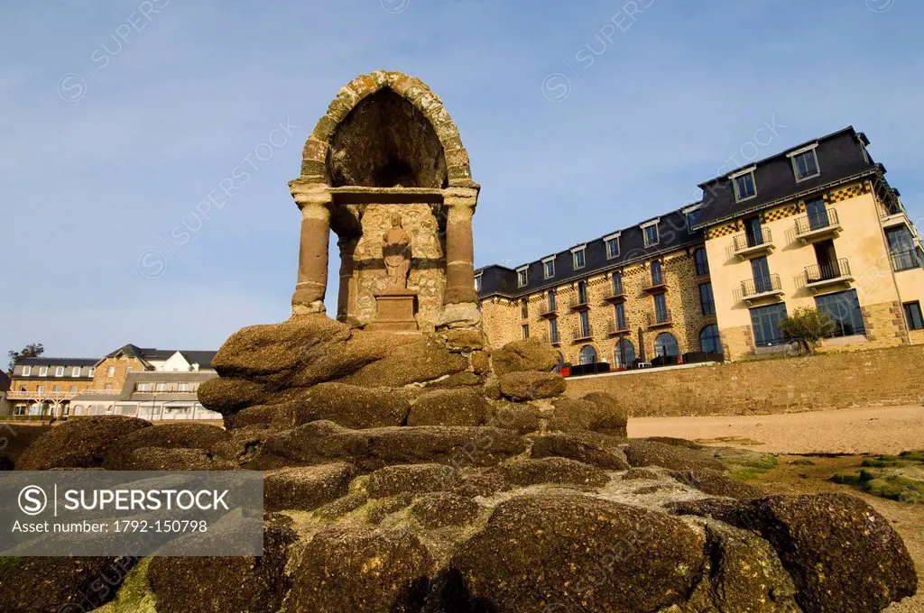 France, Cotes d´Armor, Cote de Grante Rose, Ploumanac´h, oratory of Saint Guirec of the 12th century, flooded by high tides
